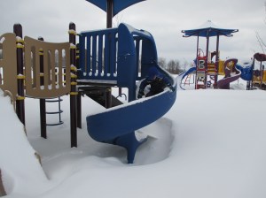 Brincar em um parque congelado pode ser muito divertido !