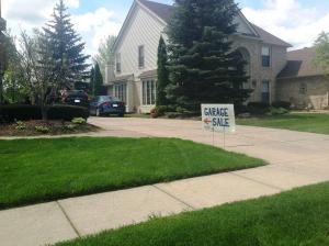 Não importa o nível social, todo mundo faz venda de garagem aqui