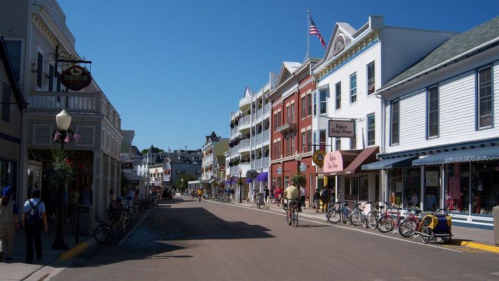 1200px-MackinacIslandDowntown